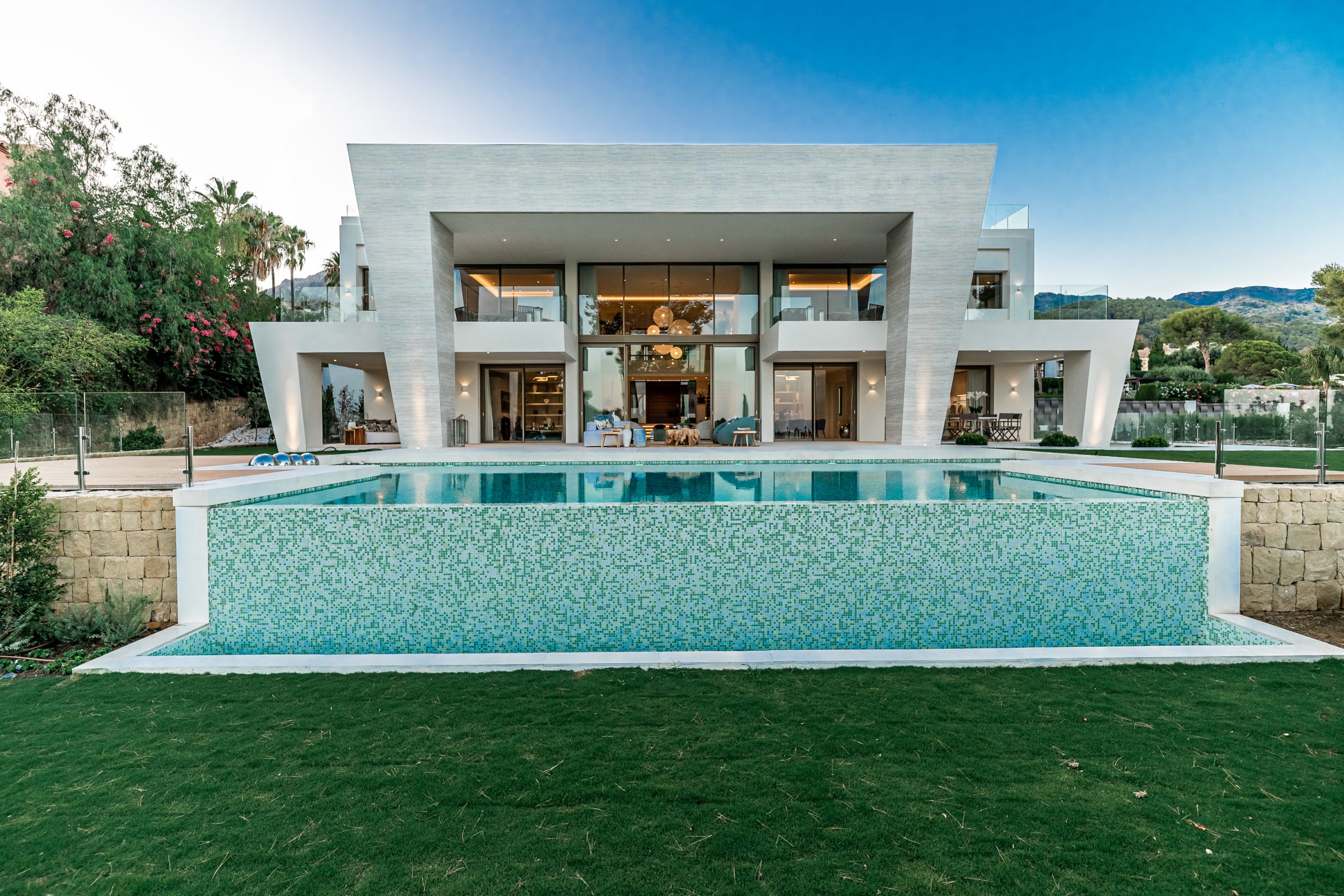 Villa Los Ángeles - Une maison intelligente. Cette maison contemporaine redéfinit le véritable luxe à Marbella en offrant un design exceptionnel dans un emplacement de choix.