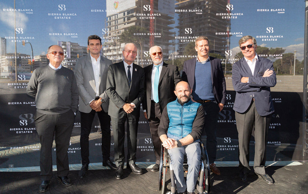 La Torre Sierra Blanca celebra su coronación. La ceremonia de coronación de la Torre Sierra Blanca pone de relieve el progreso de Málaga, marcando una fase importante en la construcción de esta residencia emblemática.