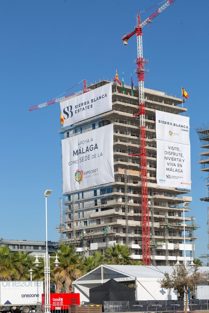 La Torre Sierra Blanca celebra su coronación. La ceremonia de coronación de la Torre Sierra Blanca pone de relieve el progreso de Málaga, marcando una fase importante en la construcción de esta residencia emblemática.