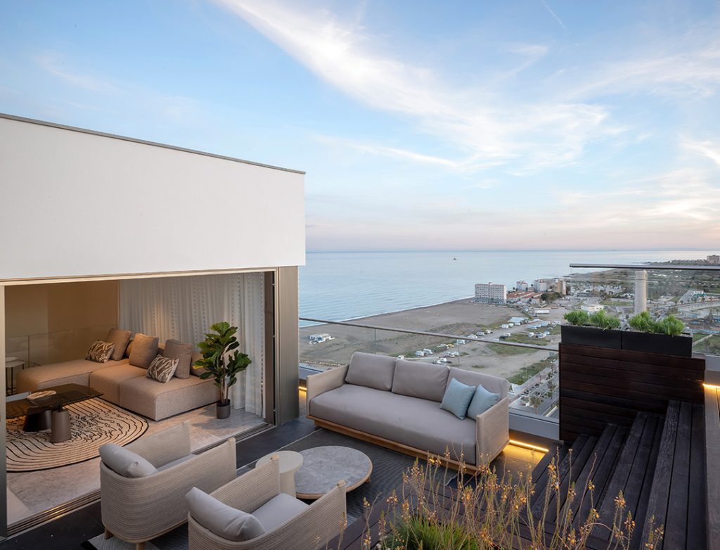 Terraza ático. Sierra Blanca Tower es un proyecto único de viviendas de lujo que cambiarán el skyline de Málaga y aeropuerto. El proyecto combina una perfecta armonía entre la luz, el color y el mar mediterráneo. Por su ubicación en primera línea de la playa, todos los apartamentos tienen vistas al mar y están perfectamente conectados con el centro, el aeropuerto, la autovía y multitud de espacios para disfrutar del clima y el aire libre. Todo a un paso del mar. El proyecto ofrece espacios amplios y llenos de luz, primeras calidades y materiales nobles, todo unido a una oferta única en Málaga de servicios comunitarios exclusivos como gimnasio, SPA, guardería, ludoteca, pool bar, solárium, espacio de co working…todo esto a solo un click en la app exclusiva de Sierra Blanca Tower.