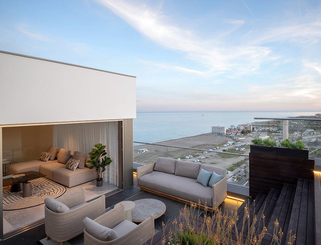 Terraza ático. Sierra Blanca Tower es un proyecto único de viviendas de lujo que cambiarán el skyline de Málaga y aeropuerto. El proyecto combina una perfecta armonía entre la luz, el color y el mar mediterráneo.

Por su ubicación en primera línea de la playa, todos los apartamentos tienen vistas al mar y están perfectamente conectados con el centro, el aeropuerto, la autovía y multitud de espacios para disfrutar del clima y el aire libre.

Todo a un paso del mar. El proyecto ofrece espacios amplios y llenos de luz, primeras calidades y materiales nobles, todo unido a una oferta única en Málaga de servicios comunitarios exclusivos como gimnasio, SPA, guardería, ludoteca, pool bar, solárium, espacio de co working…todo esto a solo un click en la app exclusiva de Sierra Blanca Tower.