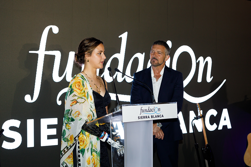 Gala de charité de la Fondation Sierra Blanca : succès à Marbella avec 350 000 euros récoltés. La Fondation Sierra Blanca a organisé son premier gala de charité à La Câbane, Marbella, réunissant 400 invités, dont Antonio Banderas et Sarah Almagro. L'événement a permis de récolter plus de 350 000 euros pour les associations caritatives de Malaga.