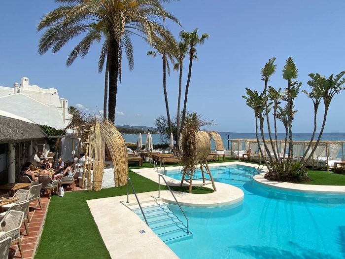 Los mejores beach clubs de Marbella. 6 beach clubs de Marbella: auténticos templos de la diversión, experiencias incomparables donde la armonía del mar se funde con la sofisticación.