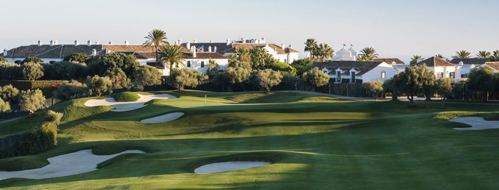 6 terrains de golf uniques sur la Costa del Sol Découvrez les terrains de golf les plus prestigieux de la Costa del Sol. Des destinations exclusives offrant le plaisir sportif ultime dans un cadre naturel époustouflant.