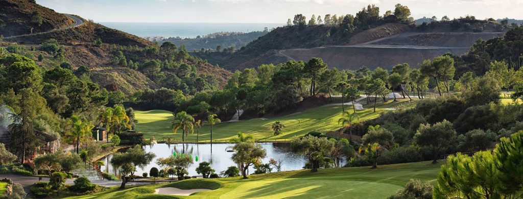 6 terrains de golf uniques sur la Costa del Sol Découvrez les terrains de golf les plus prestigieux de la Costa del Sol. Des destinations exclusives offrant le plaisir sportif ultime dans un cadre naturel époustouflant.